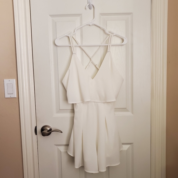 NWOT Vestique Cross Back Flowy Ruffle White Romper - Picture 2 of 7